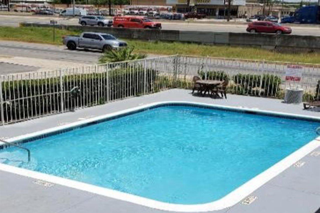 Econo Lodge San Antonio Northeast I-35 Екстериор снимка